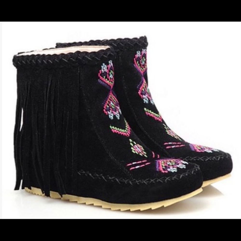 Black Geometric Matte Fuzzy-Lined Fringed Boot